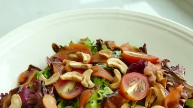 Domates ve kaju fıstığı ile marul salatası