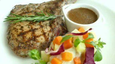 Izgara domuz pirzolası. 