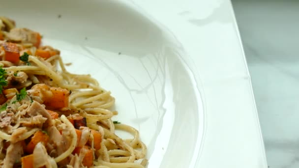 Спагетти с куриным мясом на тарелке — стоковое видео