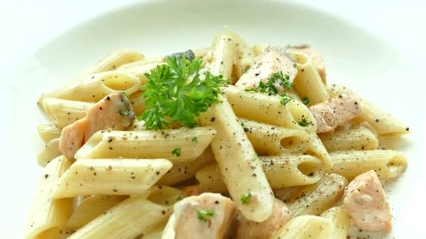 Pastas italianas con salmón — Vídeo de stock