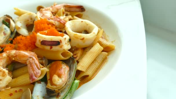 Italiaanse pasta met zeevruchten — Stockvideo