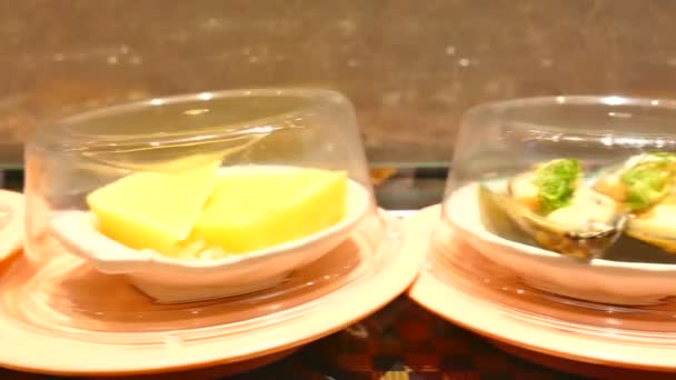 Sushi na przenośnik taśmowy — Wideo stockowe