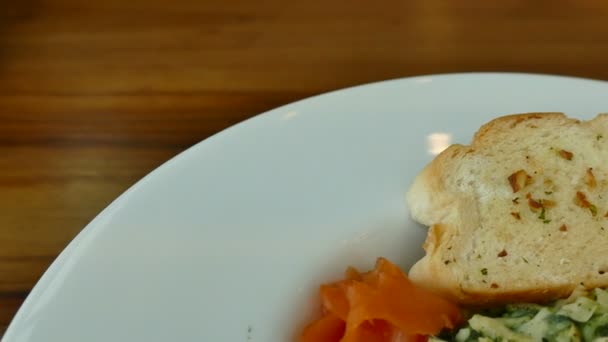 Pastas italianas con salmón — Vídeo de stock