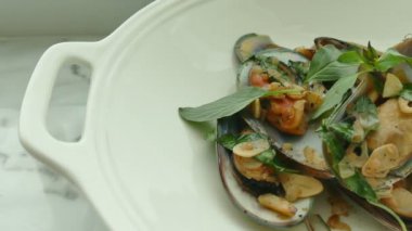 istiridye otlar ve sarımsak ile 