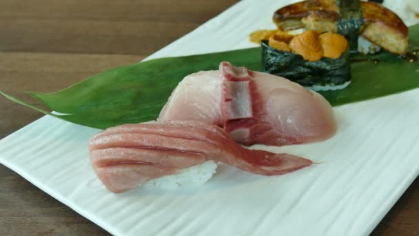 Variété de sushi sur feuille verte — Video