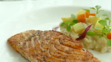 Izgara somon eti biftek