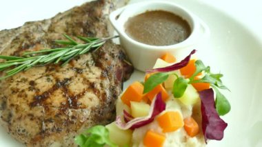 Salata ile domuz Barbekü 