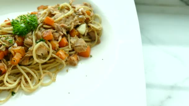 Spaghetti tonfisk i plattan — Stockvideo