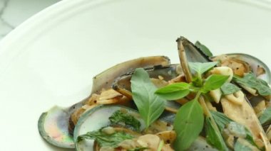 Beyaz şarap soslu kızarmış midye