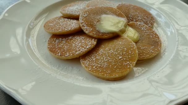 Pfannkuchen mit Butter auf Teller — Stockvideo