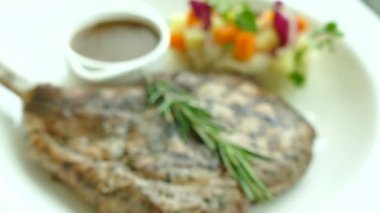 Salata ile domuz Barbekü 