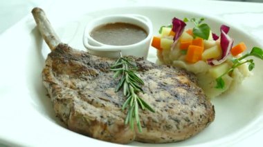 Salata ile domuz Barbekü 