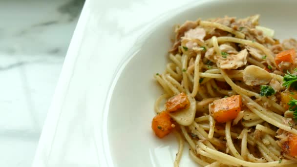 Espaguetis de atún en plato — Vídeo de stock