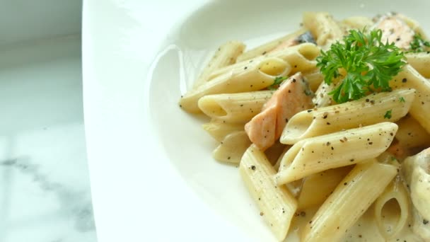 Italiaanse pasta met zalm — Stockvideo