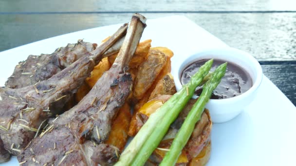 Costillas de cerdo a la parrilla y patatas fritas — Vídeos de Stock