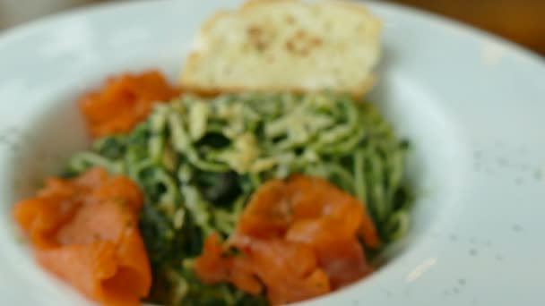 Spaghetti pesto with salmon — Stock Video