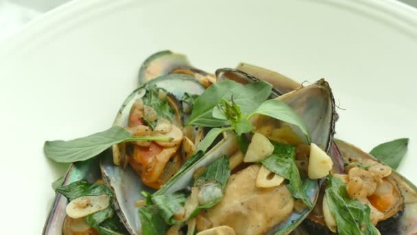 Fried mussel with white wine sauce — Stock Video