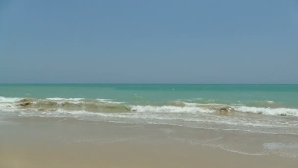 Praia e mar na ilha das maldivas — Vídeo de Stock