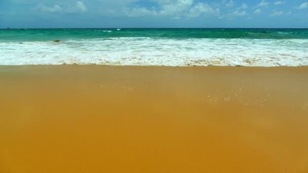 Praia e mar na ilha das maldivas — Vídeo de Stock