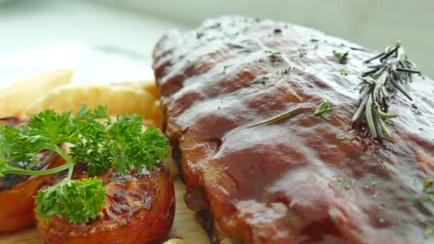 Gegrild varkensvlees rib steak en groenten — Stockvideo