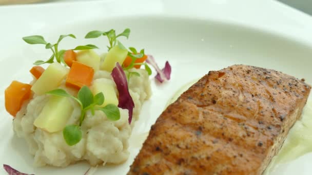 Стейк из лосося на гриле с соусом и овощами — стоковое видео