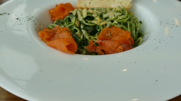 Spaghetti pesto with salmon in white plate — Stock Video