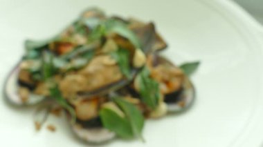 Beyaz şarap soslu kızarmış midye