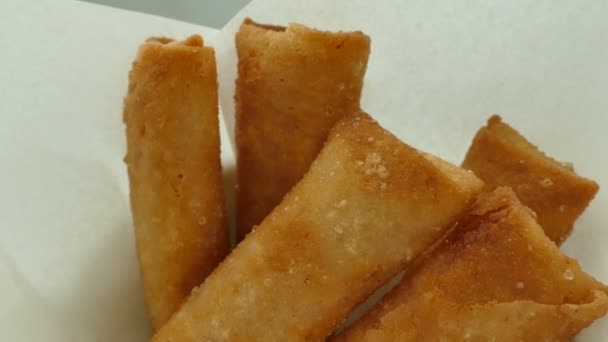 Fried spring roll w białej księdze — Wideo stockowe