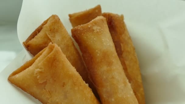 Fried spring roll in white paper — Stock Video