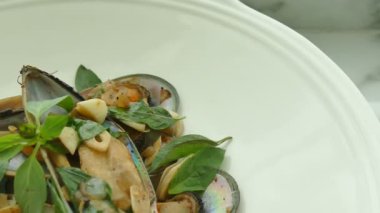 Beyaz şarap soslu kızarmış midye