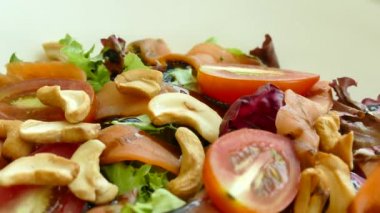 Domates ve kaju fıstığı ile marul salatası