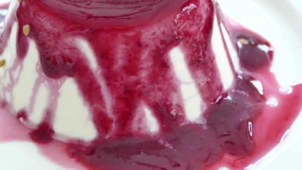 Panna cotta with berry sause in plate — Stock Video