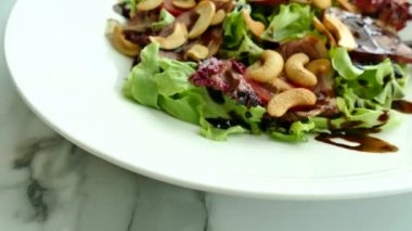 Domates ve kaju fıstığı ile marul salatası