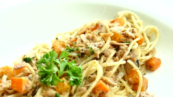 Pastas italianas con trozos de carne y zanahoria — Vídeos de Stock