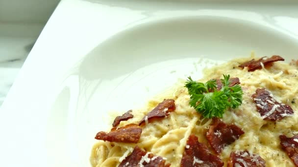 Спагетті карбонара з хрустким беконом — стокове відео