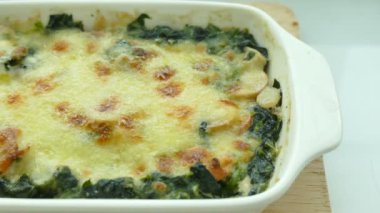 Ispanaklı lazanya plaka kesme tahtası üzerinde