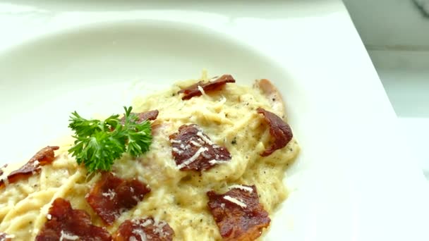 Spaghetti carbonara con tocino crujiente — Vídeos de Stock