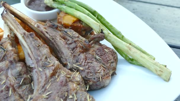 Bife de cordeiro com batatas — Vídeo de Stock