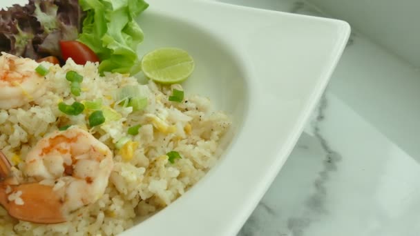 Gebratener Reis mit Garnelen obendrauf — Stockvideo