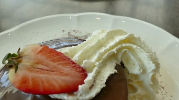 Τηγανίτες σοκολάτας με φράουλα — Αρχείο Βίντεο