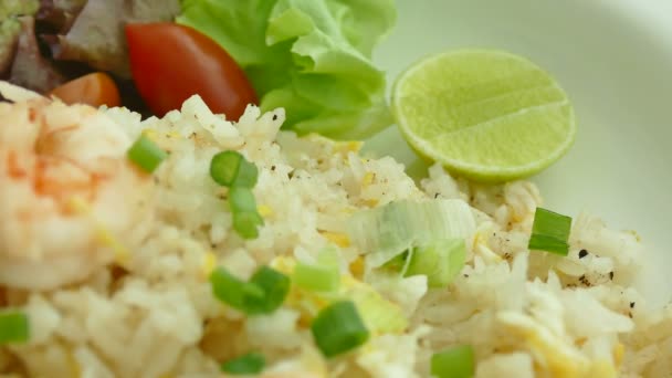 Arroz frito com camarões em cima — Vídeo de Stock