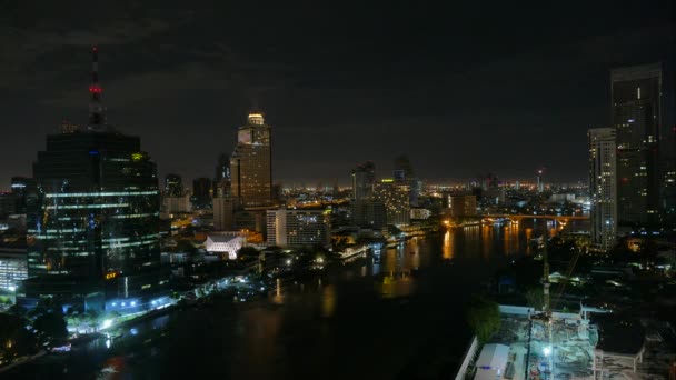 Horizonte de la ciudad y el río por la noche — Vídeos de Stock