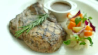 plaka üzerinde Sebzeli tavuk