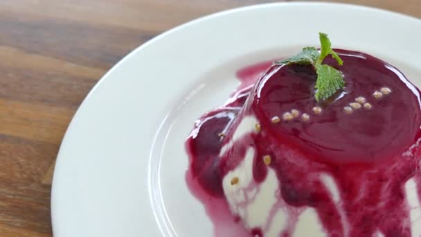 Πανακότα με sause berry στο πιάτο — Αρχείο Βίντεο