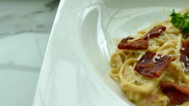 Çıtır jambonlu spagetti.