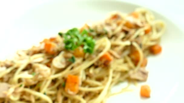 Italiensk pasta med bitar av kött och morot — Stockvideo