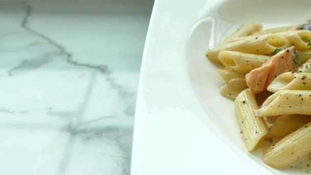 Pasta italiana con salmone — Video Stock