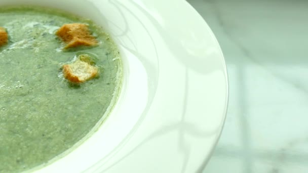 Суп со шпинатом в тарелке — стоковое видео
