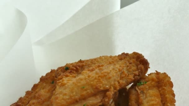 Morceaux de poulet rôti sur assiette — Video