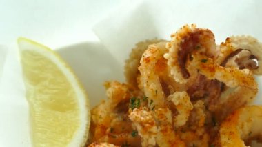 Kızarmış kalamar yüzük limonlu
